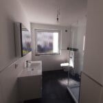 Das Tageslicht- Bad im Appartement in Iserlohn hat Neubaustandart